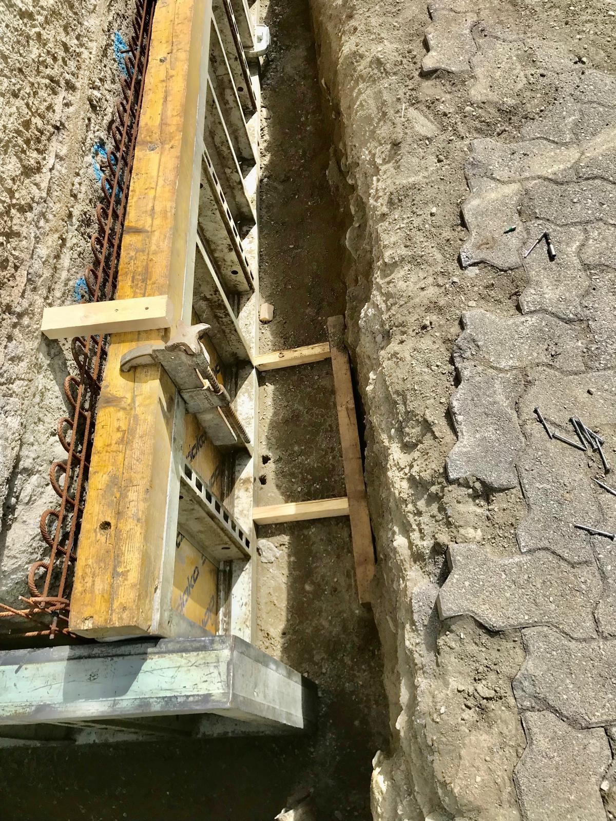 Freigelegtes Fundament und sachgemäß Sockelabdichtung in Götzens