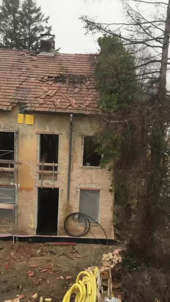 Blick auf das geschossübergreifende Mauerwerk während der Entkernungsphase