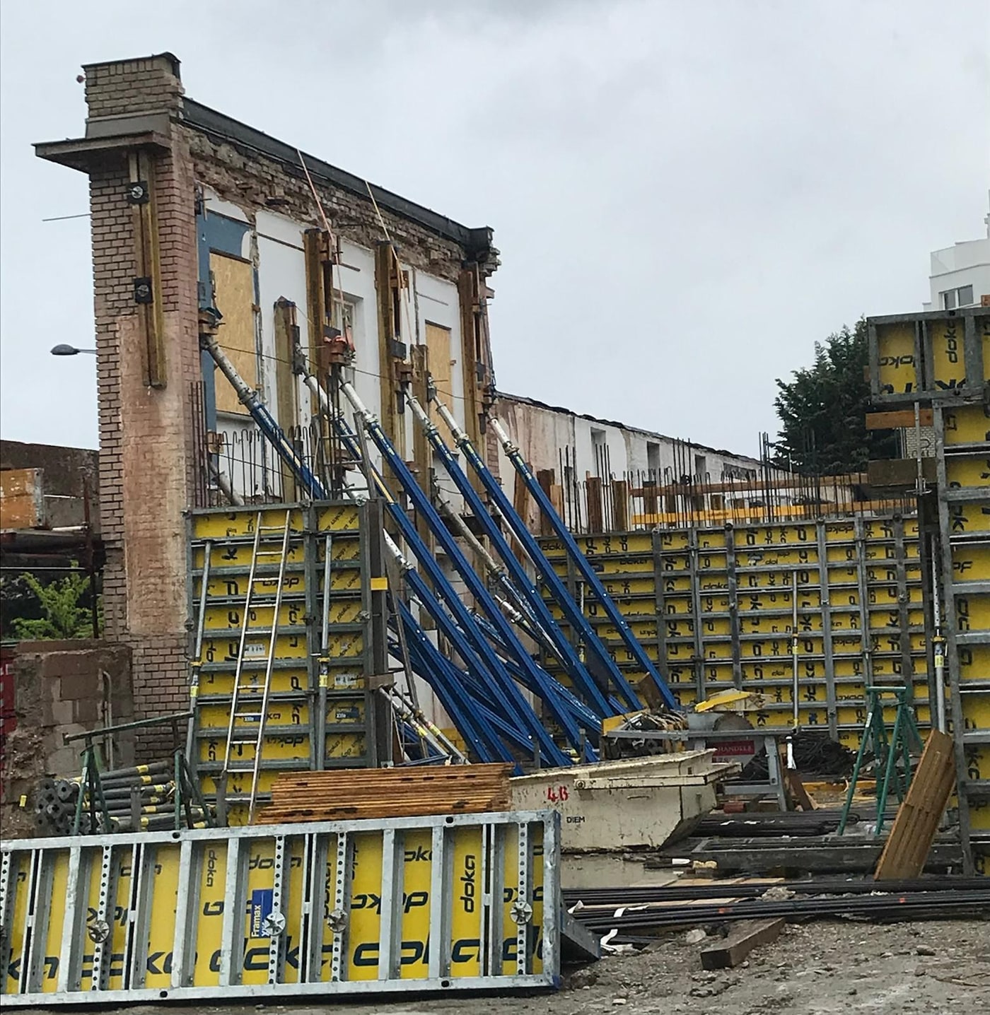 Neubau-Flügel im Rohbauzustand vor der Dachmontage